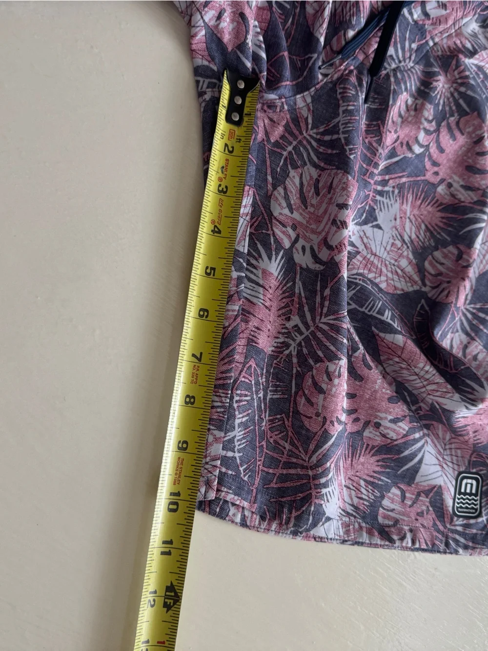 Travis Mathew Hawaiian Board Shorts Swim Trunks Size 34 Gray Pink with 10”Inseam